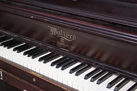 Walters Piano Co. logo
