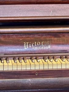 Victor Piano & Organ Co. logo